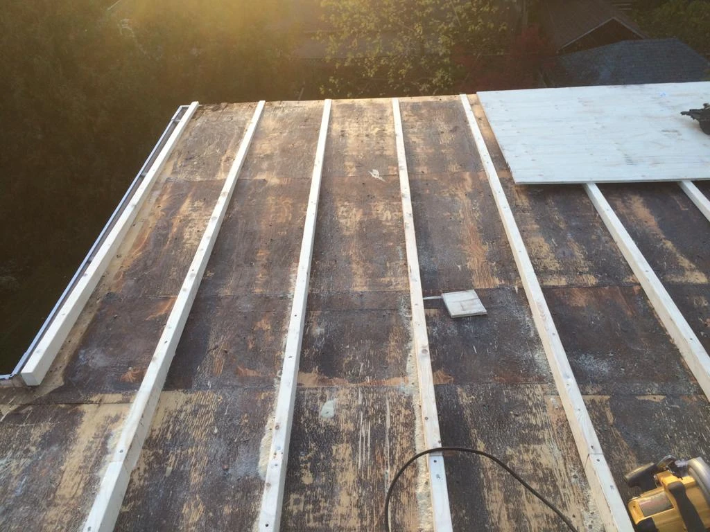 Flat Roofs Toronto roofing crew working on a flat roof, view 17